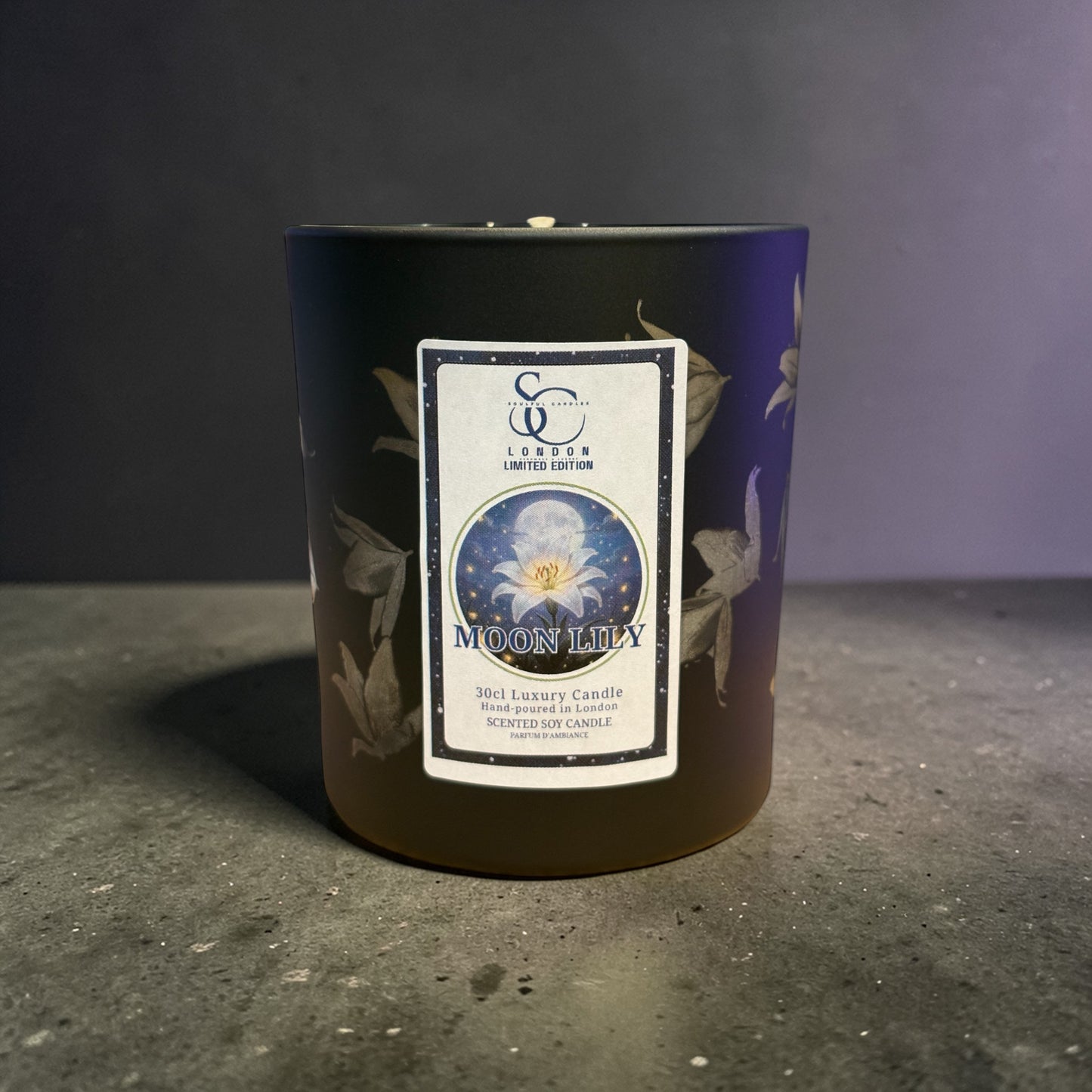 Moon Lily luxury soy candle 30cl – front label on engraved black glass