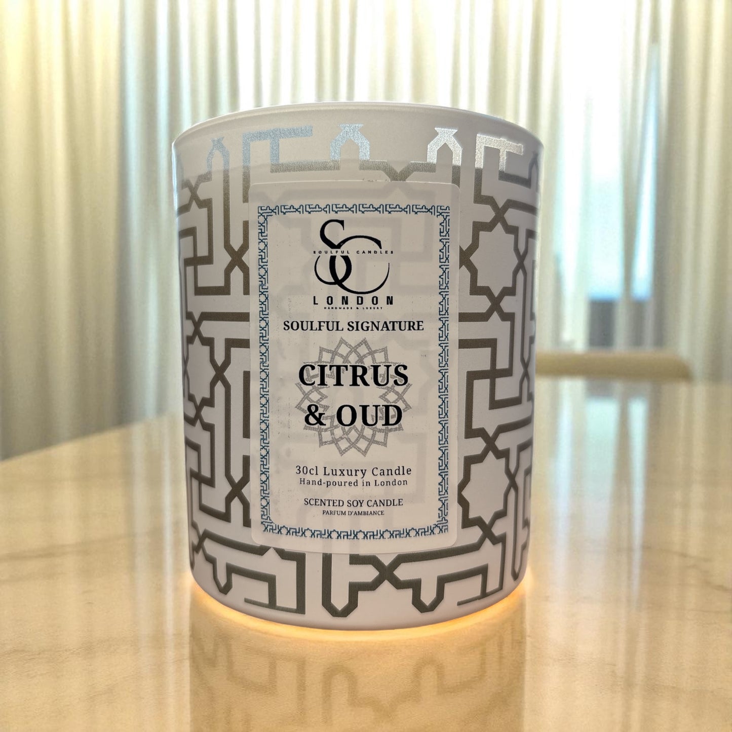 Agrumi e Oud: una fusione audace di agrumi vivaci e oud affumicato, che regala un'esperienza olfattiva ricca ed esotica.