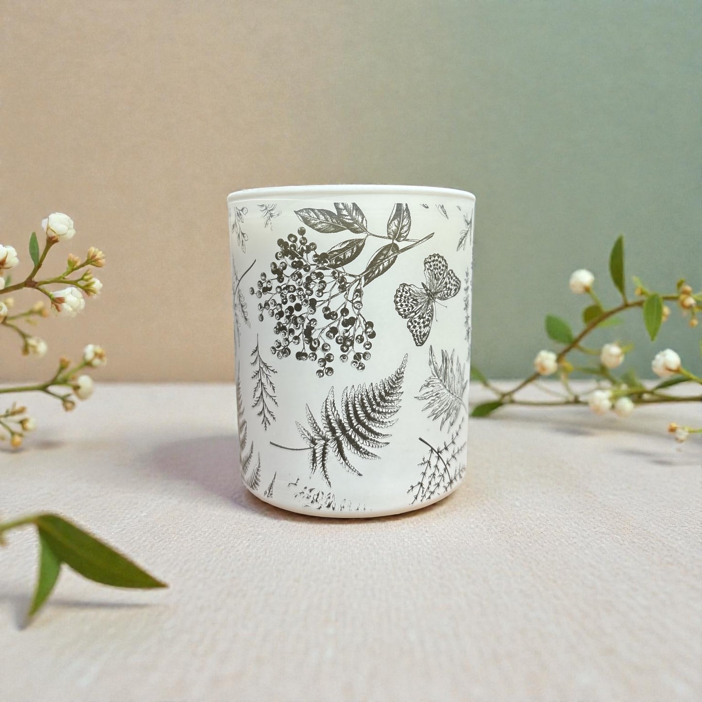 Salvia de madera y sal marina: inspirada en las brisas costeras, esta fragancia combina la frescura de la salvia con la frescura de la sal marina.