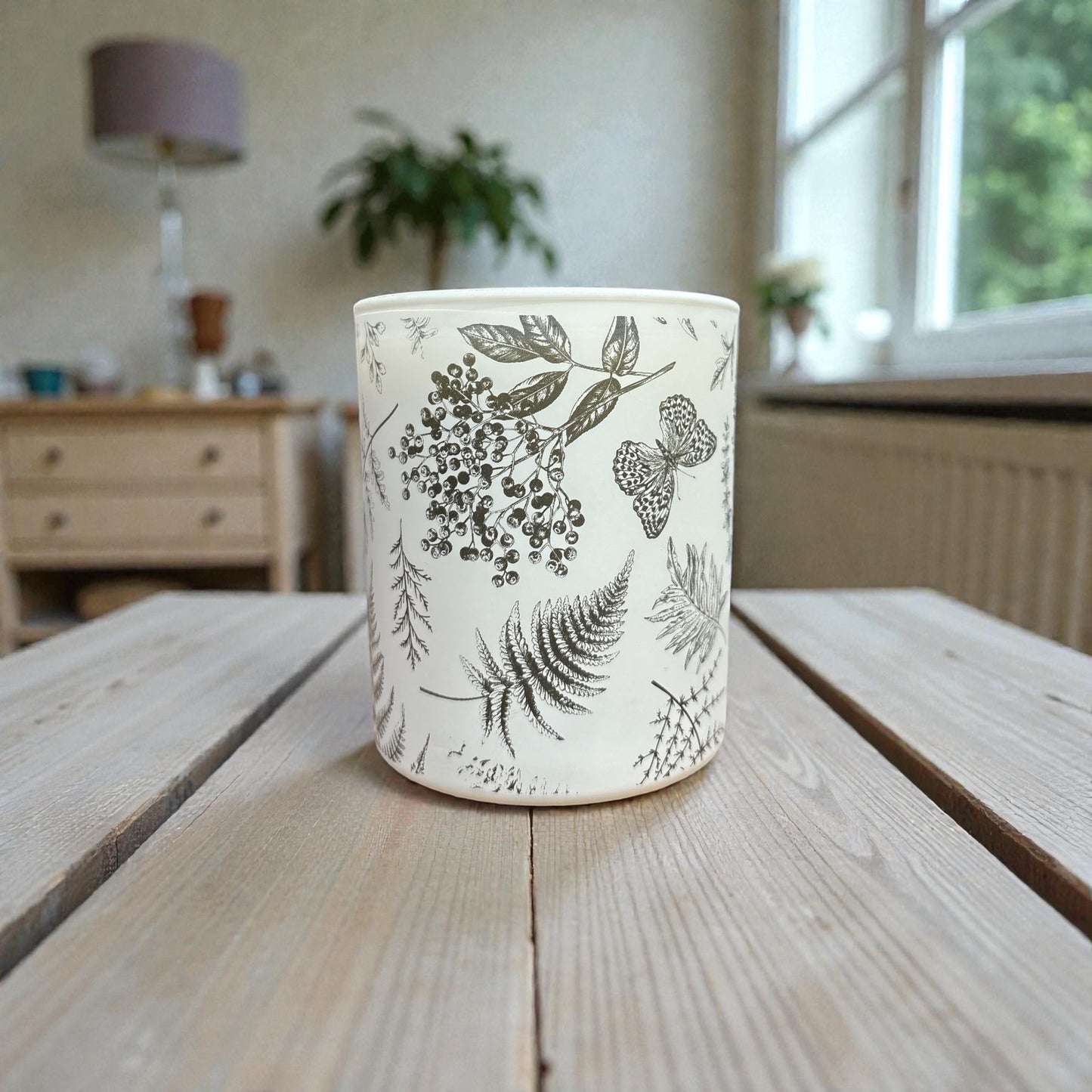 Salvia de madera y sal marina: inspirada en las brisas costeras, esta fragancia combina la frescura de la salvia con la frescura de la sal marina.