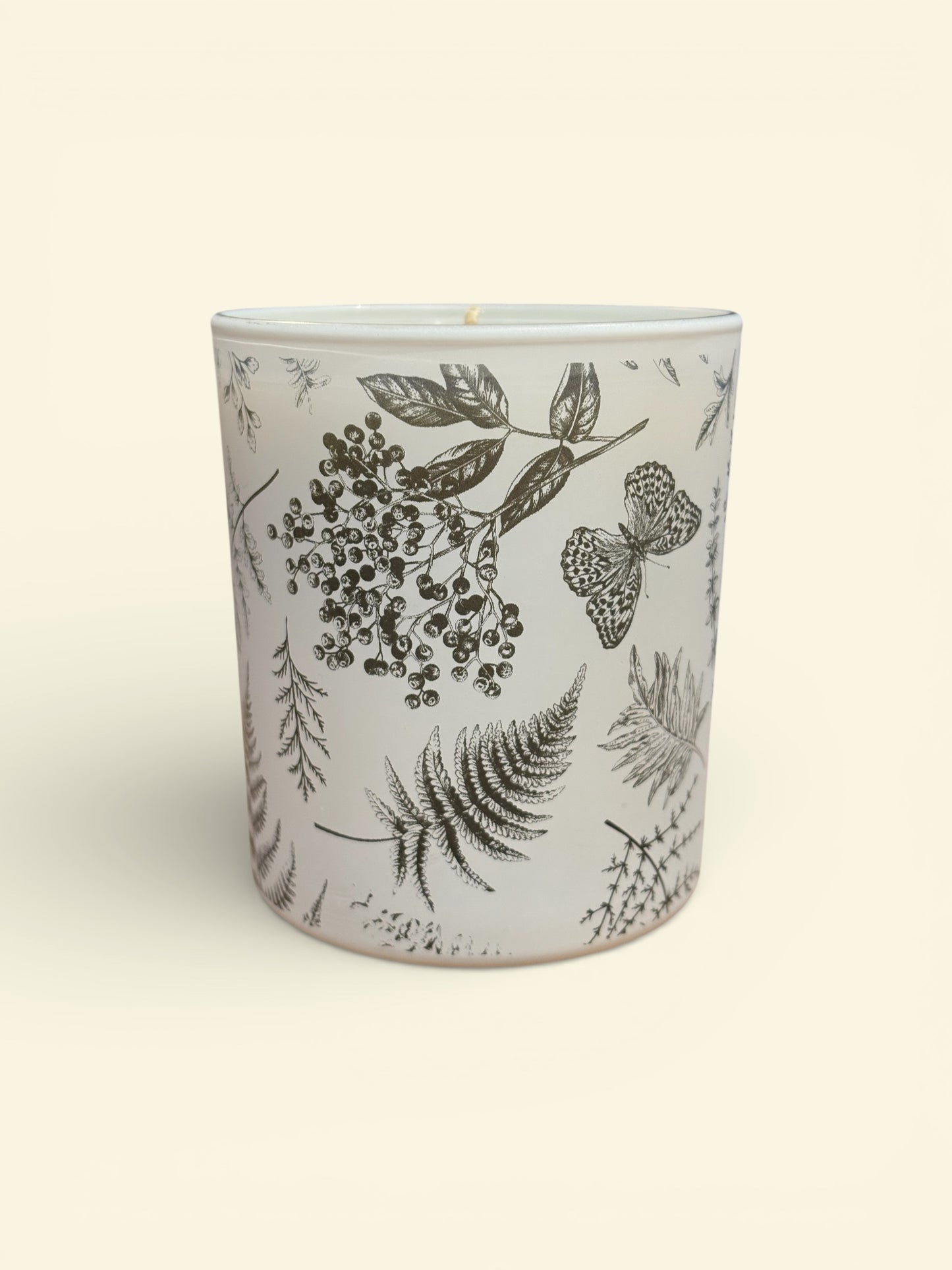 Salvia de madera y sal marina: inspirada en las brisas costeras, esta fragancia combina la frescura de la salvia con la frescura de la sal marina.