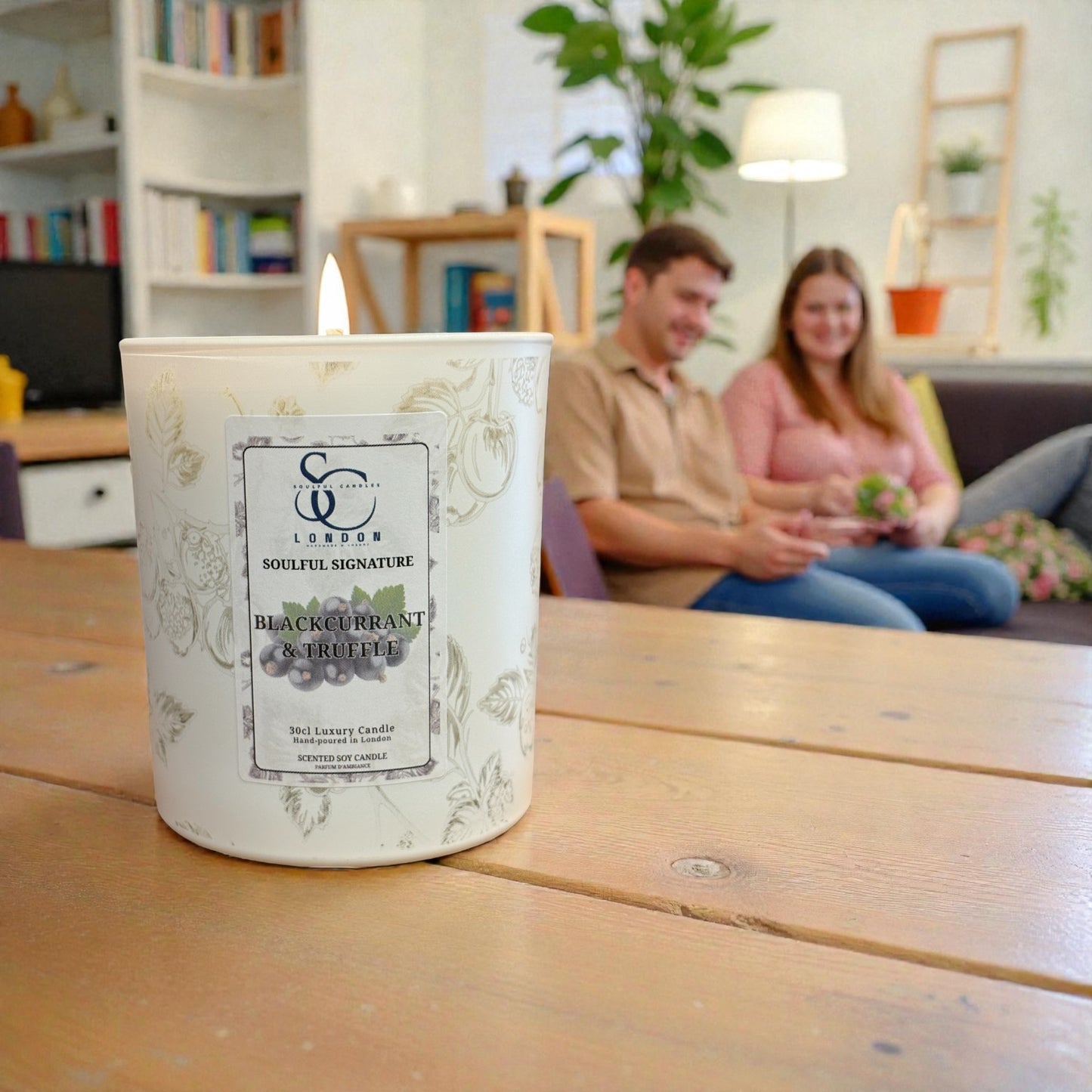 Grosella negra y trufa: una lujosa mezcla de grosellas negras jugosas y trufa cremosa para un aroma cálido y placentero. 