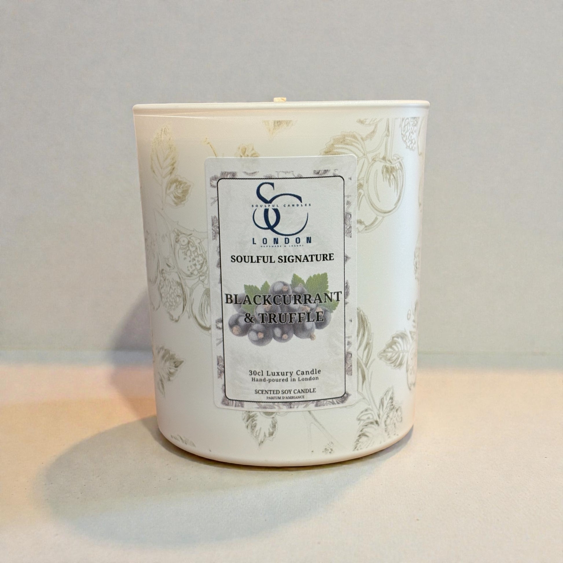 Blackcurrant & Truffle luxury soy candle 30cl in illustrated glass vessel